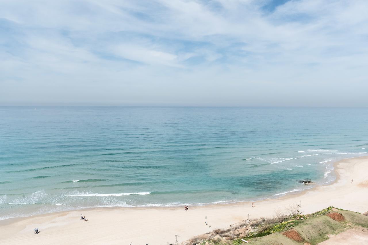 Herzelia Beach Apartment- Breathtaking Views With Bomb Shelter المظهر الخارجي الصورة
