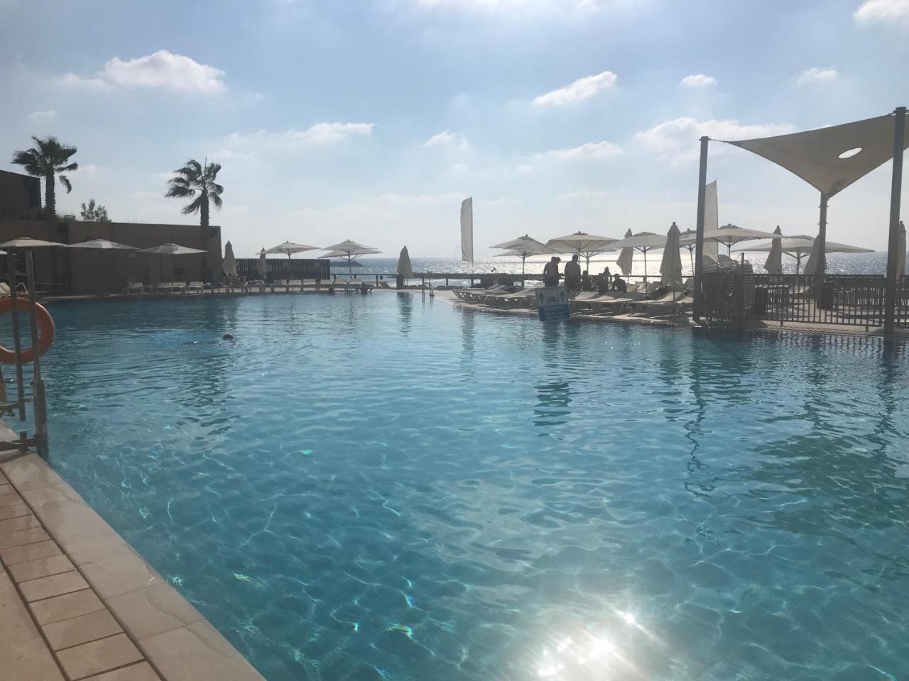 Herzelia Beach Apartment- Breathtaking Views With Bomb Shelter المظهر الخارجي الصورة